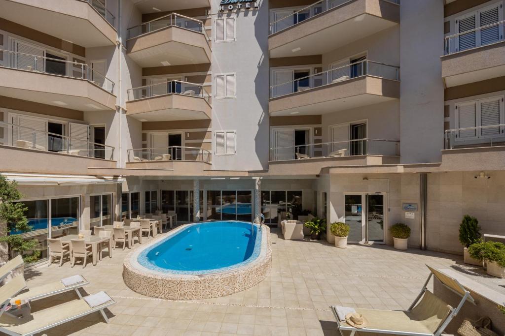 an external view of a building with a swimming pool at Apartments Del Mar in Petrovac na Moru