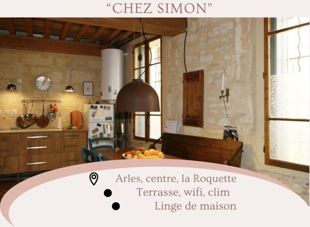 kuchnia ze stołem na środku pokoju w obiekcie "Chez Simon" Terrasse Arles Roquette w mieście Arles