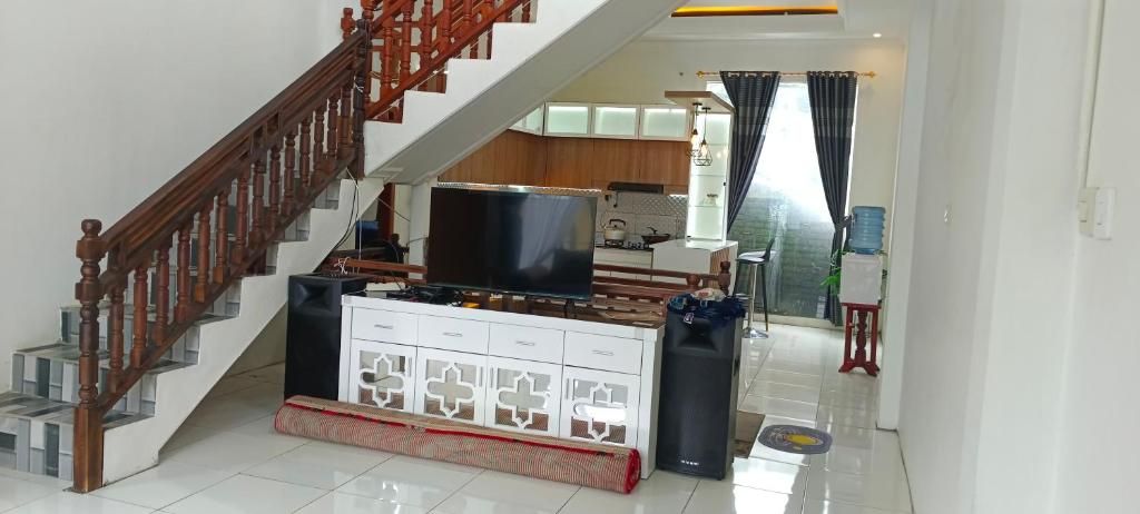 Μια τηλεόραση ή/και κέντρο ψυχαγωγίας στο Teras Senja Sikunir Homestay