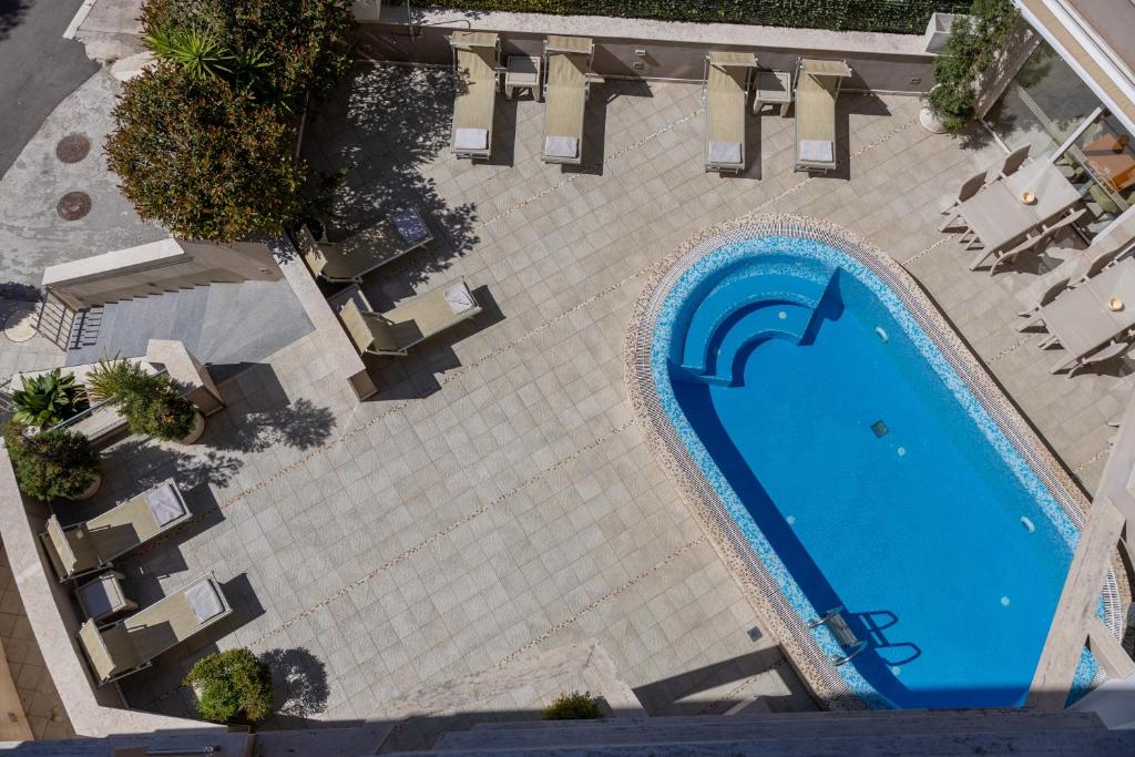 an overhead view of a swimming pool in a resort at Apartments Del Mar in Petrovac na Moru