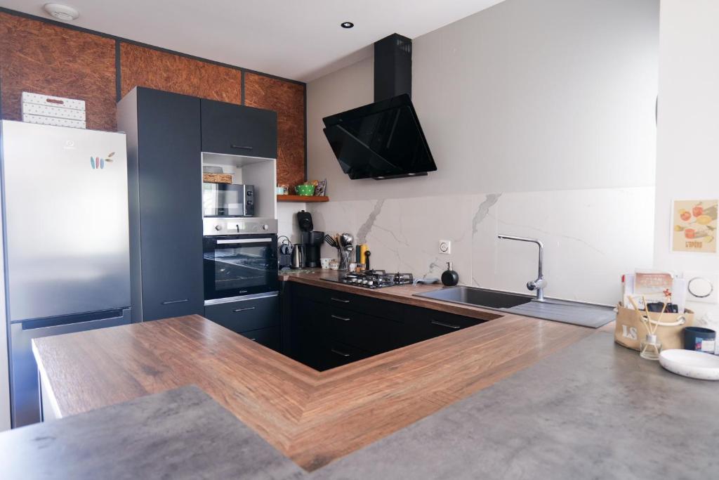 Kuchyňa alebo kuchynka v ubytovaní Superbe maison de vacances entre plage et marais - 7 pers