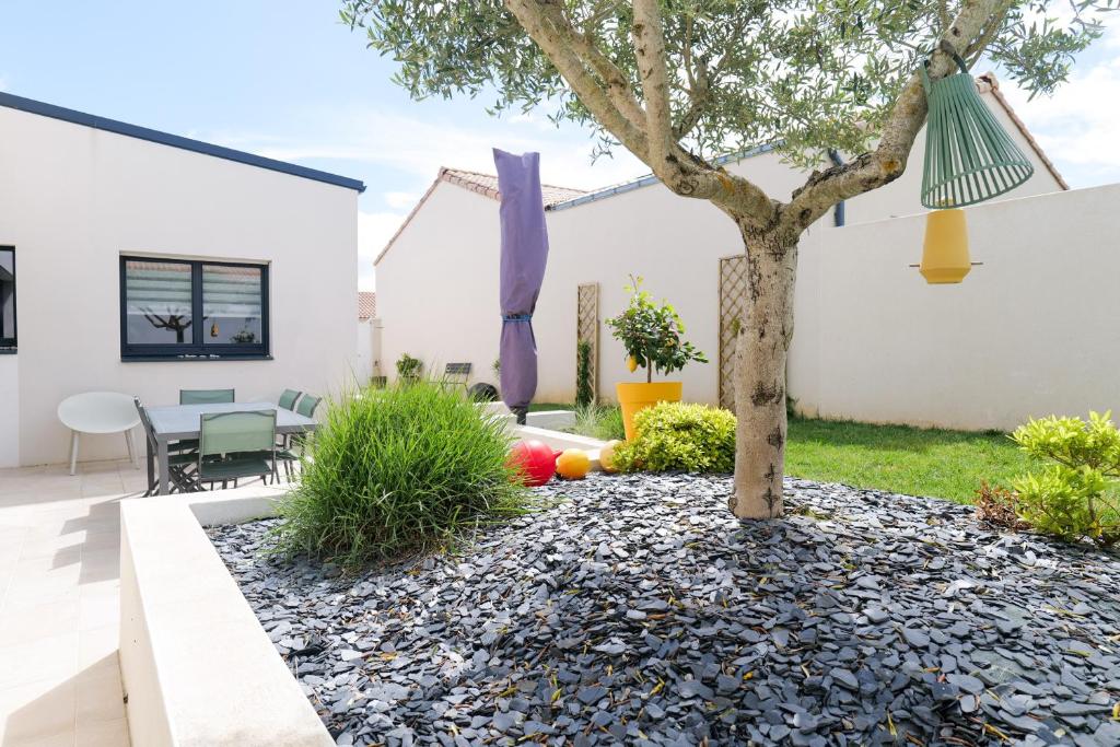 Vonkajšia záhrada v ubytovaní Superbe maison de vacances entre plage et marais - 7 pers