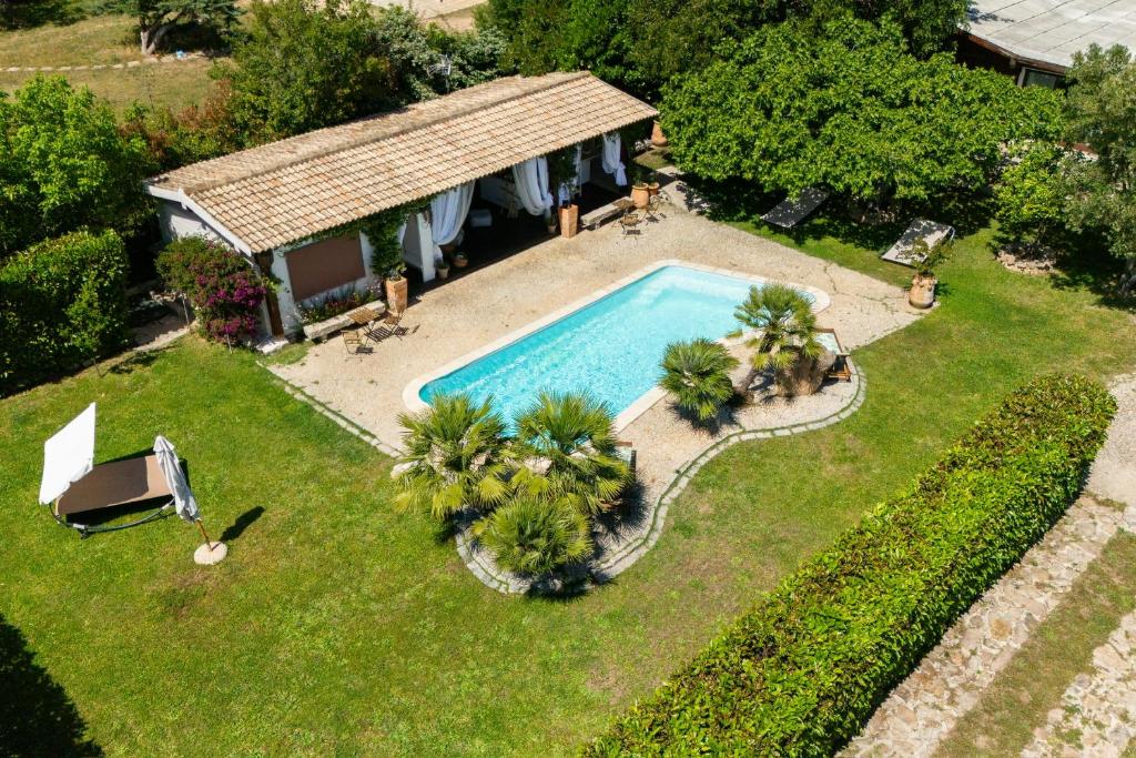 una vista aérea de un patio trasero con piscina en Villa Niloan, en Olbia