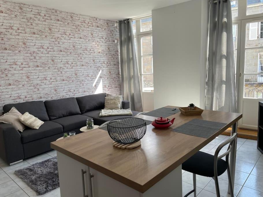 un salon avec un canapé et une table dans l'établissement Dol de Bretagne : Appartement en plein centre, à Dol-de-Bretagne