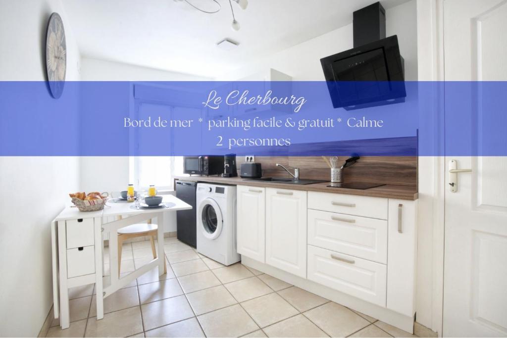 cocina blanca con mesa y fregadero en Le Cherbourg - Second Souffle - Cherbourg, en Cherbourg-en-Cotentin