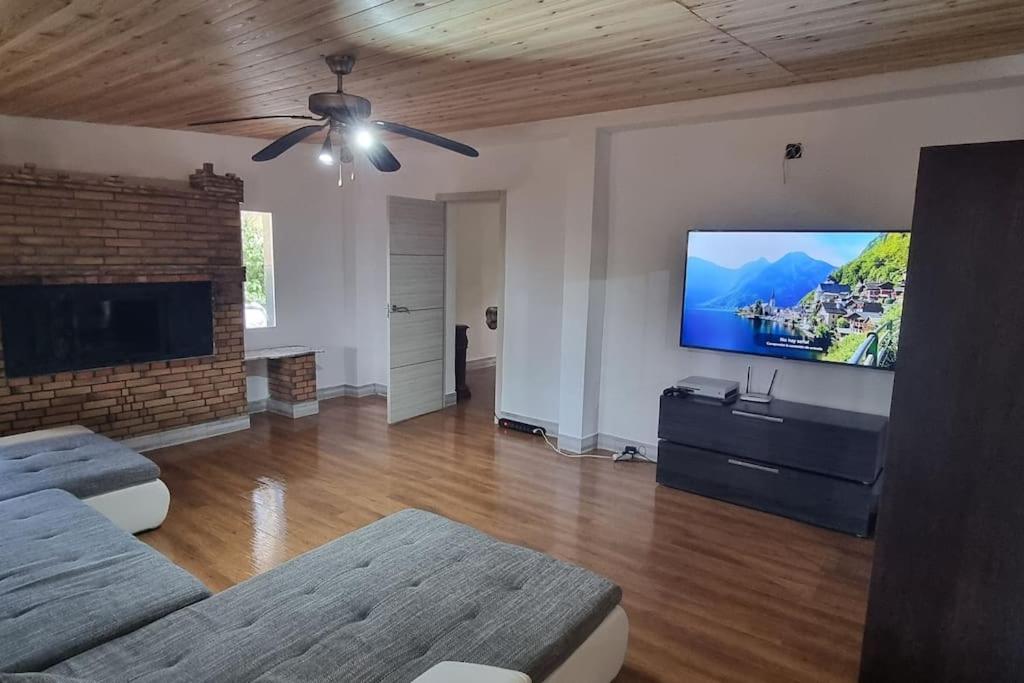 uma sala de estar com um sofá e uma televisão de ecrã plano em Chalet Montes de Llanorel em Valência