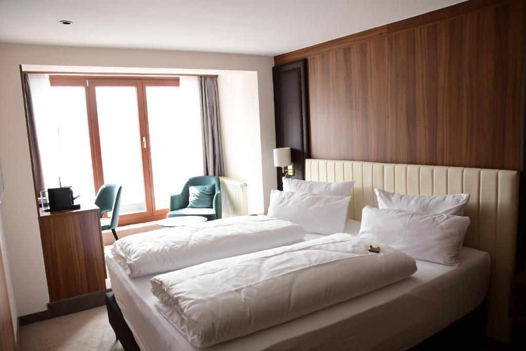 Postel nebo postele na pokoji v ubytování Hotel Am Schloss Aurich