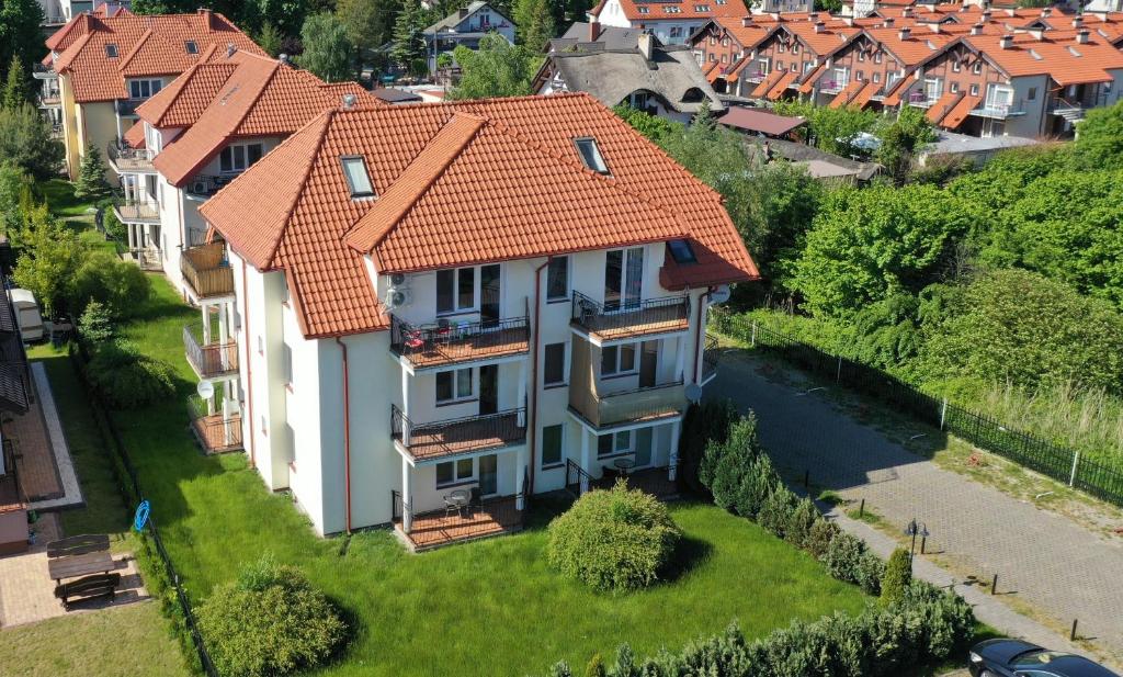 una vista aerea di una casa con tetto arancione di APARTAMENT JAN-38 Krynica Morska a Krynica Morska