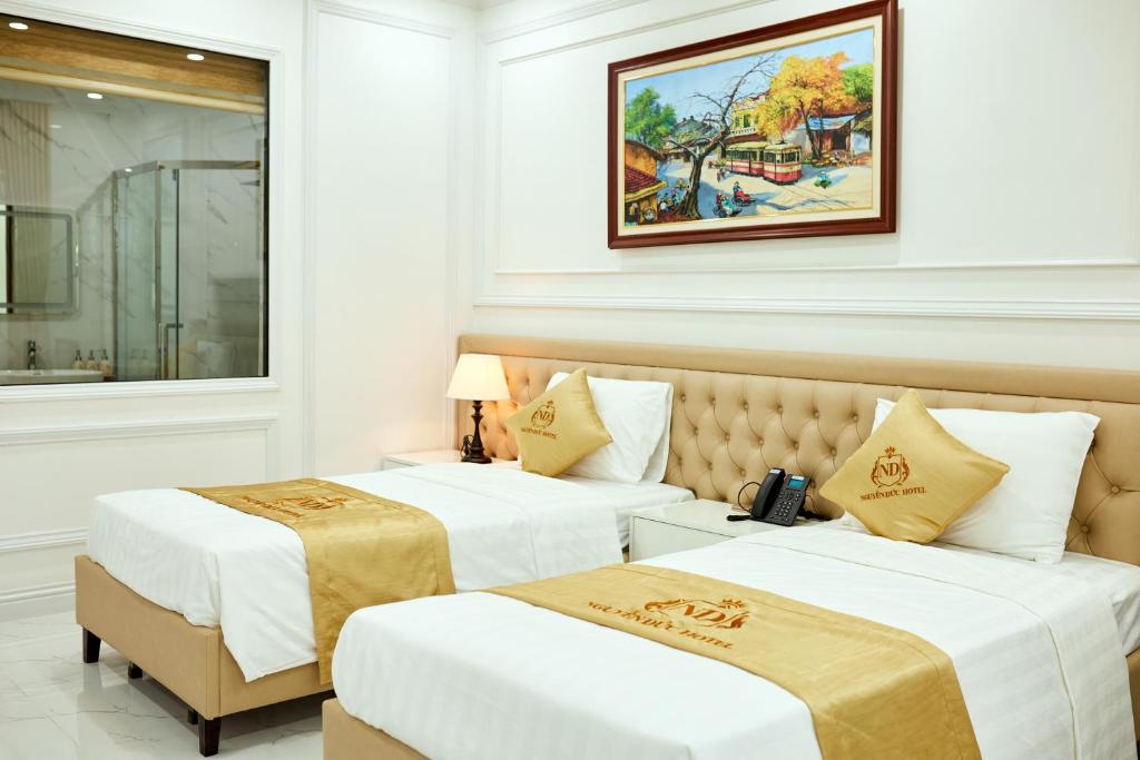 2 letti in camera d'albergo con di Nguyễn Đức DC Hotel & Spa a Hai Phong