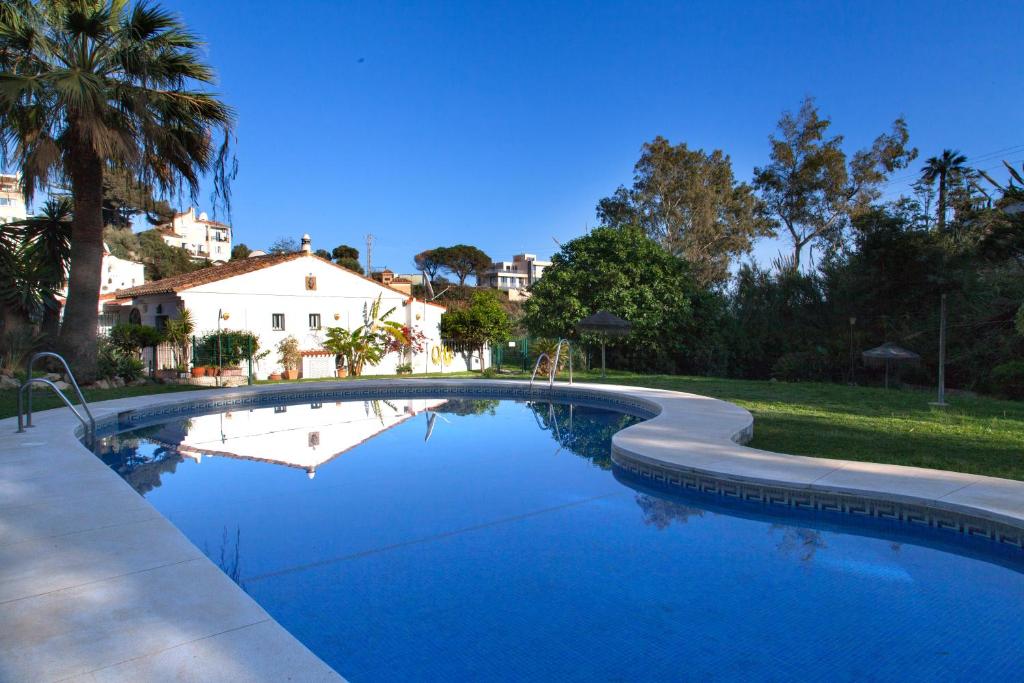 The swimming pool at or close to Agradable adosado con piscina la Hidalga
