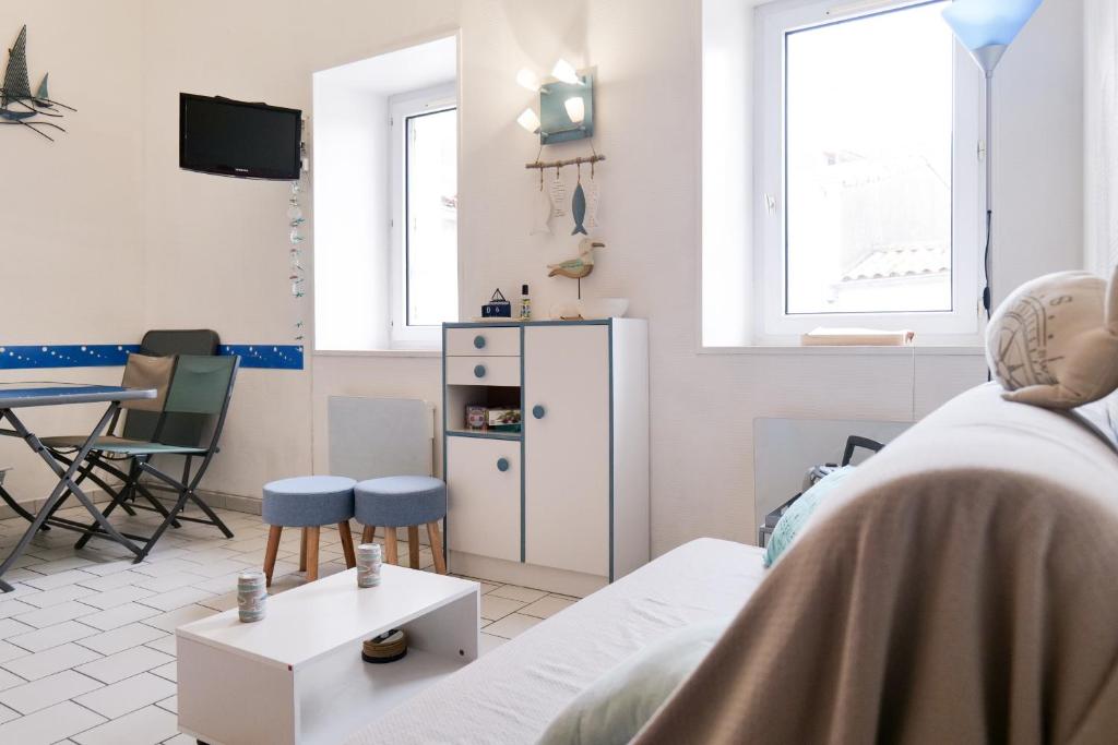 Televízia a/alebo spoločenská miestnosť v ubytovaní Appartement idéalement situé à deux pas du port de pêche !