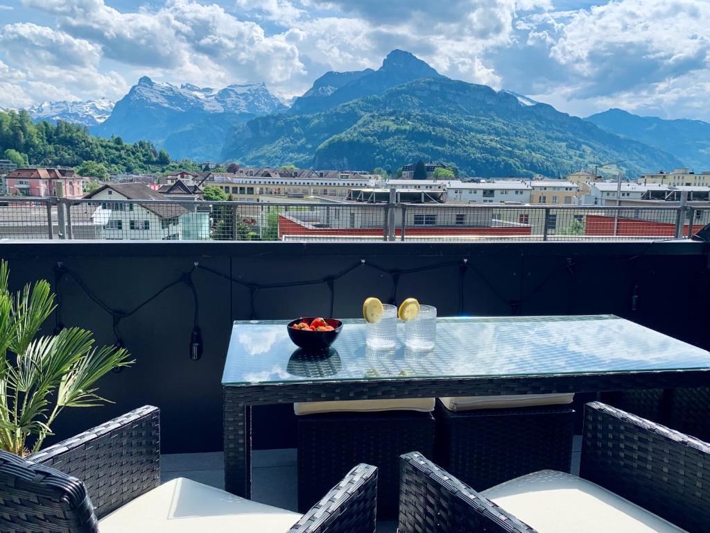 una mesa en un balcón con vistas a las montañas en Luna o Mountainview o Pizzaoven, en Brunnen