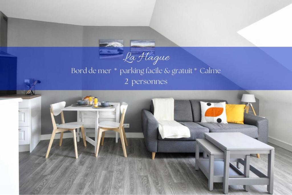 een woonkamer met een bank en een tafel bij La Hague - Second Souffle - Cherbourg in Cherbourg en Cotentin