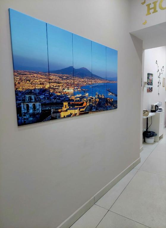 una pintura colgando de una pared en una habitación en NapoliDream Bed and Breakfast, en Nápoles