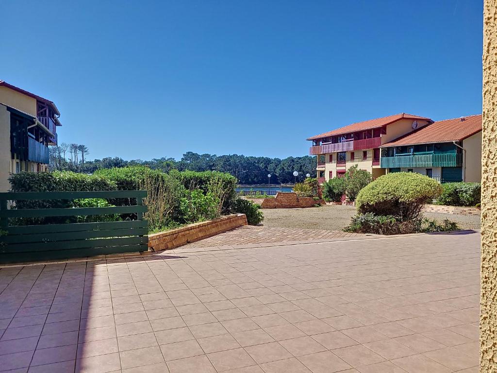 Photo de la galerie de l'établissement S-Lac 01-Soustons Appartement 4 personnes dans résidence au bord du lac marin, à Soustons