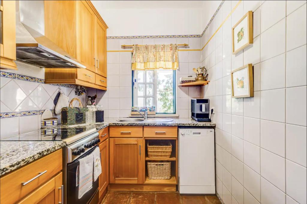 Kuchyň nebo kuchyňský kout v ubytování Casa da Falésia