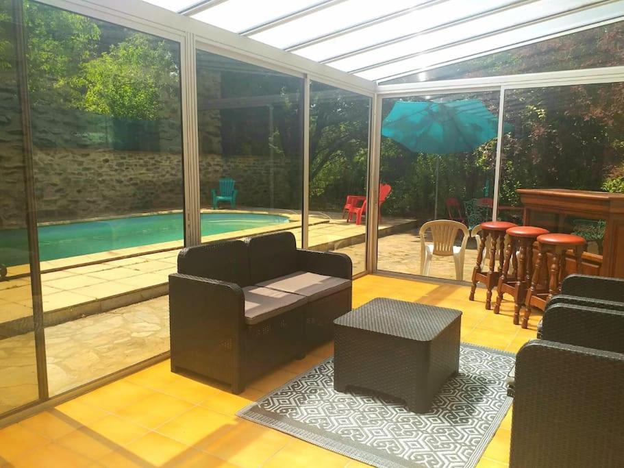 - un salon avec un canapé et des chaises ainsi qu'une piscine dans l'établissement The Secret Garden, à Rodès