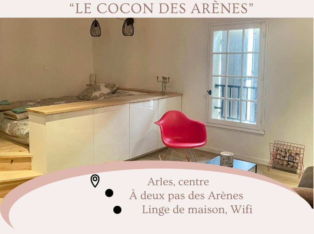een keuken met een rode stoel in een kamer bij "Le cocon des arènes" Arles centre in Arles