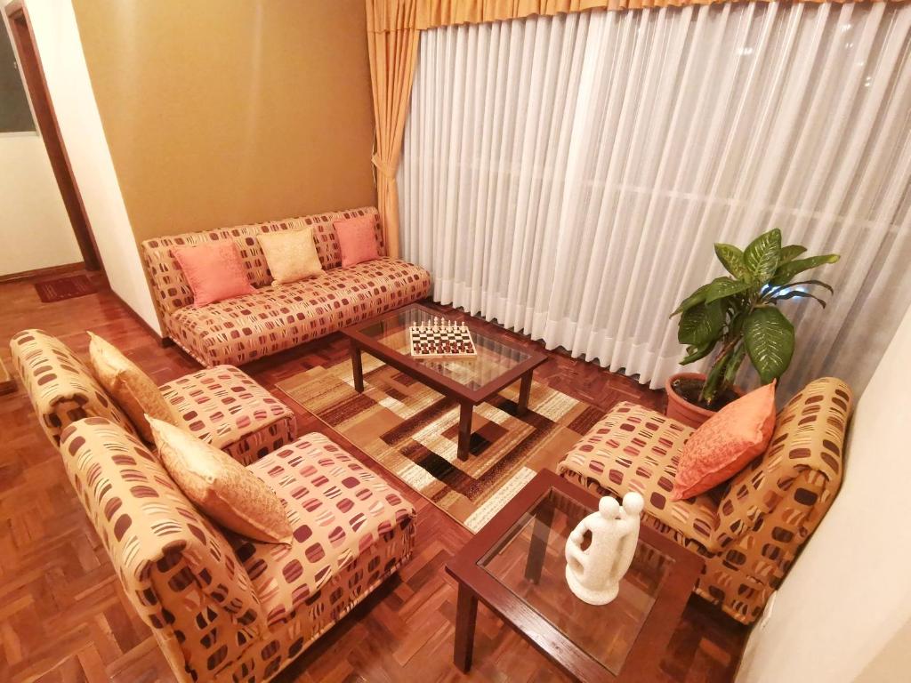 - un salon avec deux canapés et une table dans l'établissement Beautiful apartment in Calacoto, à La Paz