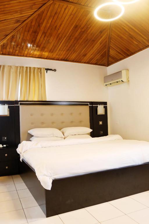 Ένα ή περισσότερα κρεβάτια σε δωμάτιο στο Cata Apartment Hotel And Spa