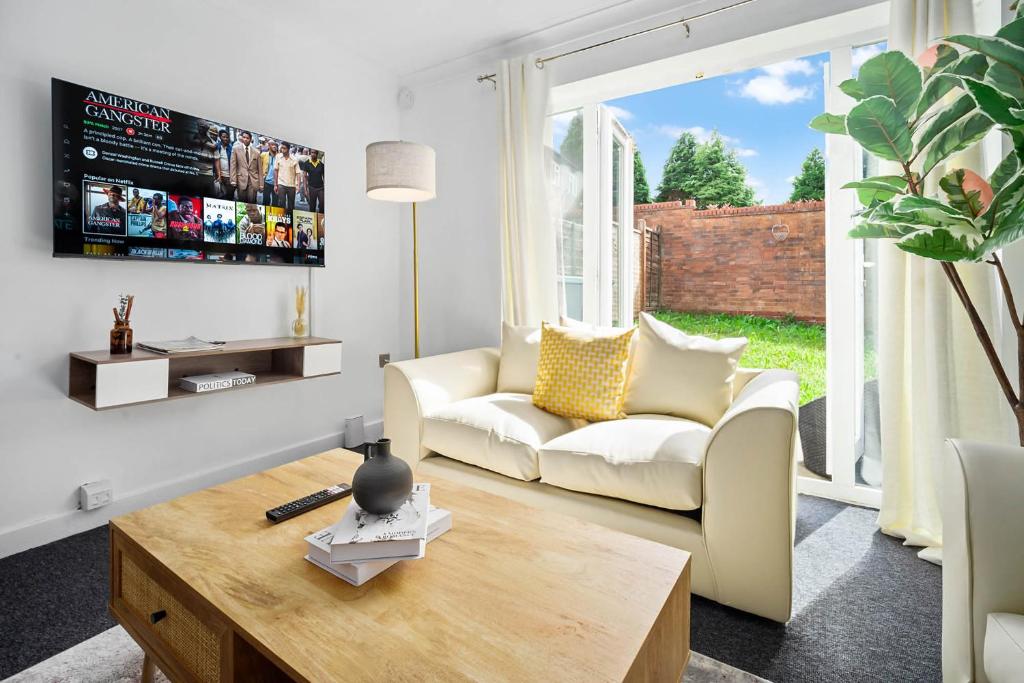 uma sala de estar com um sofá e uma mesa em 2 Bedroom House - Garden & Parking 2GM - Wifi em Birmingham