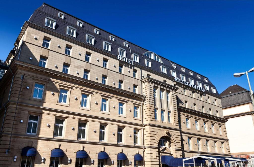 ein großes Gebäude mit vielen Fenstern in der Unterkunft Metropolitan Hotel by Flemings in Frankfurt am Main