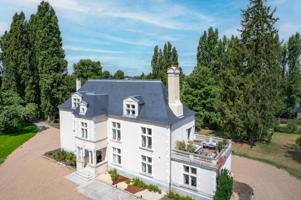 une vue aérienne d'une maison blanche avec des arbres dans l'établissement Château des Marais près de Chambord, à Muides-sur-Loire