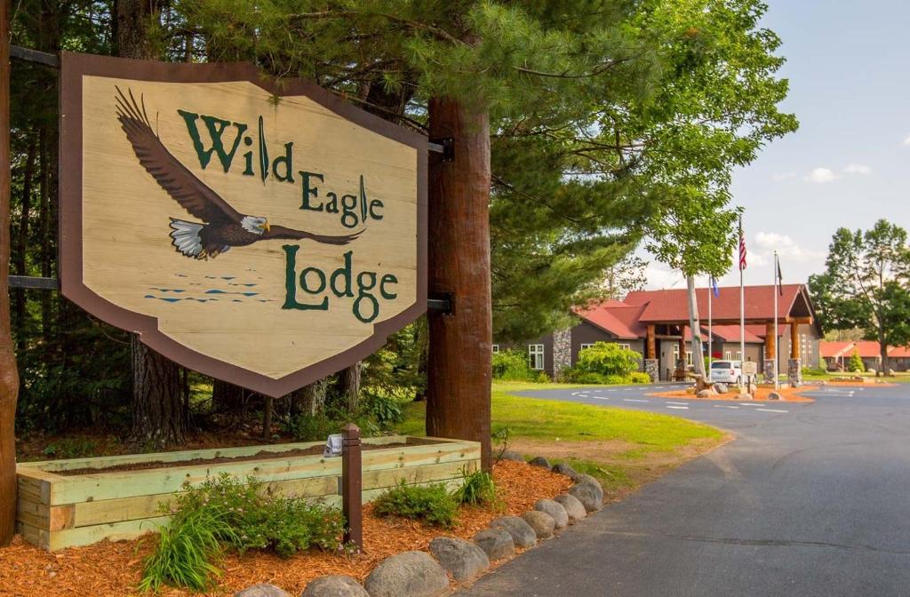 una señal para un refugio de águilas salvajes al lado de una calle en Wild Eagle Lodge, en Eagle River