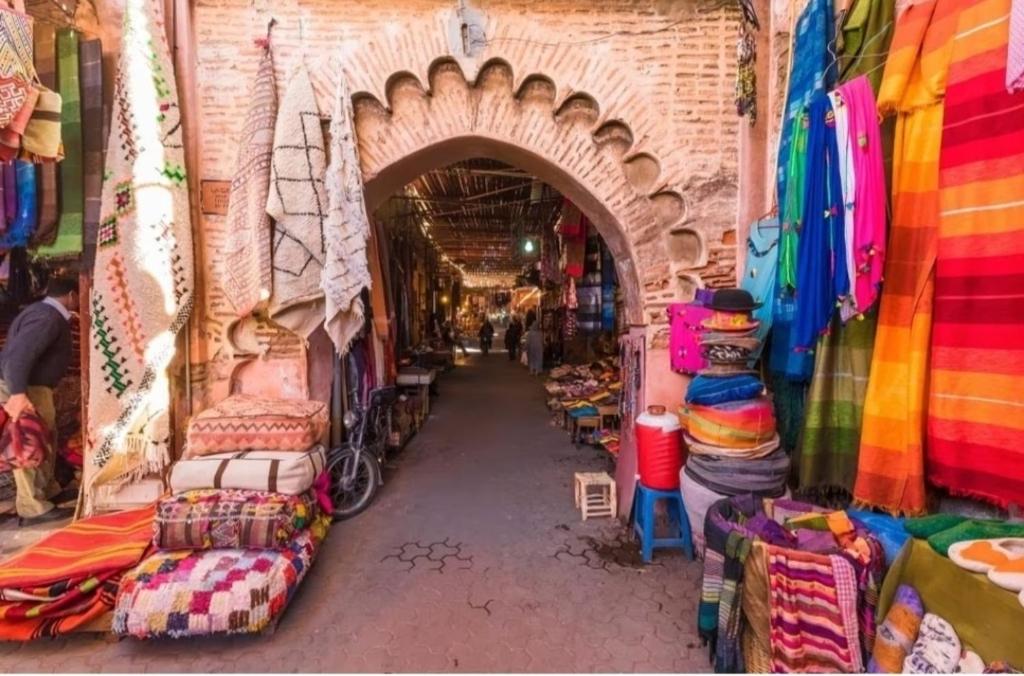 una tienda con un arco en una tienda con mercancía colorida en riad cherif en Marrakech
