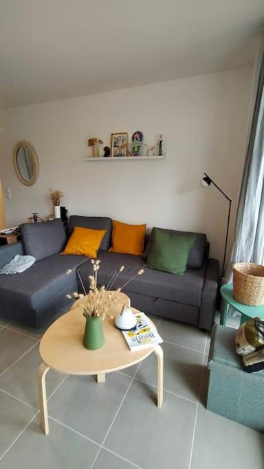 un salon avec un canapé et une table dans l'établissement T2 neuf au pied de la plage, à Saint-Pierre-Quiberon