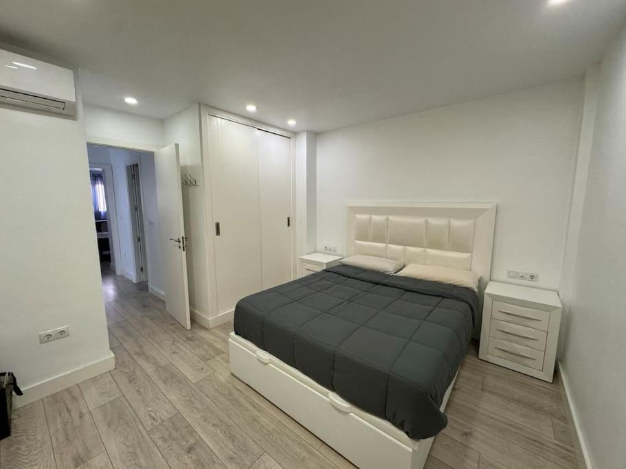 a bedroom with a large bed in a room at Centro ciudad A 7 minutos andando a Gibraltar in La Línea de la Concepción