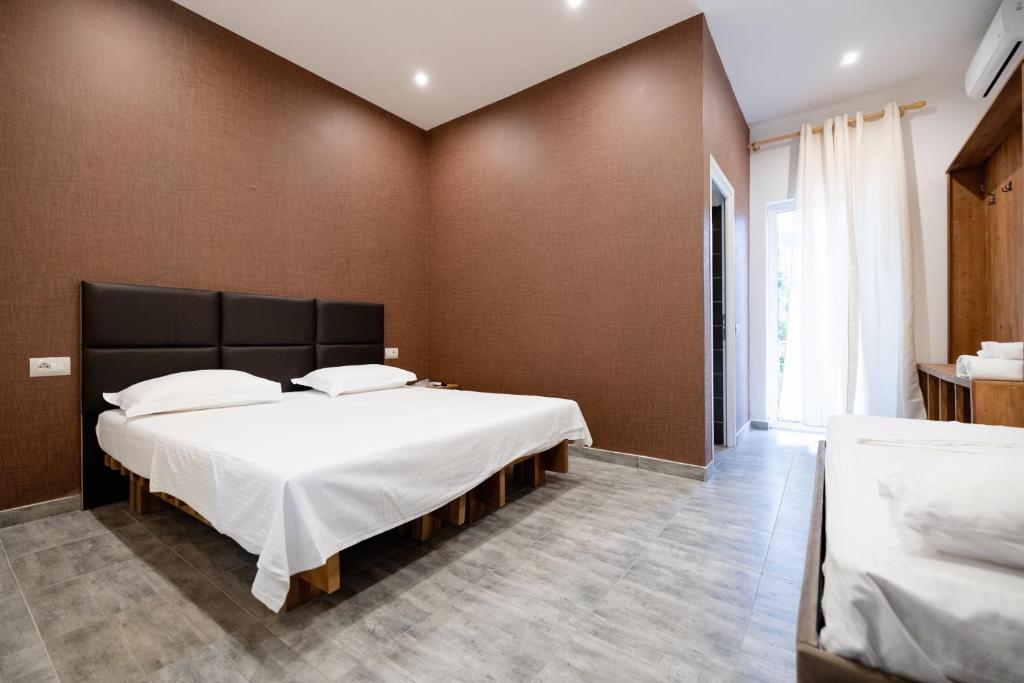 デルミにあるAgora Dhermiのベッドルーム(白いシーツを使用した大型ベッド1台付)