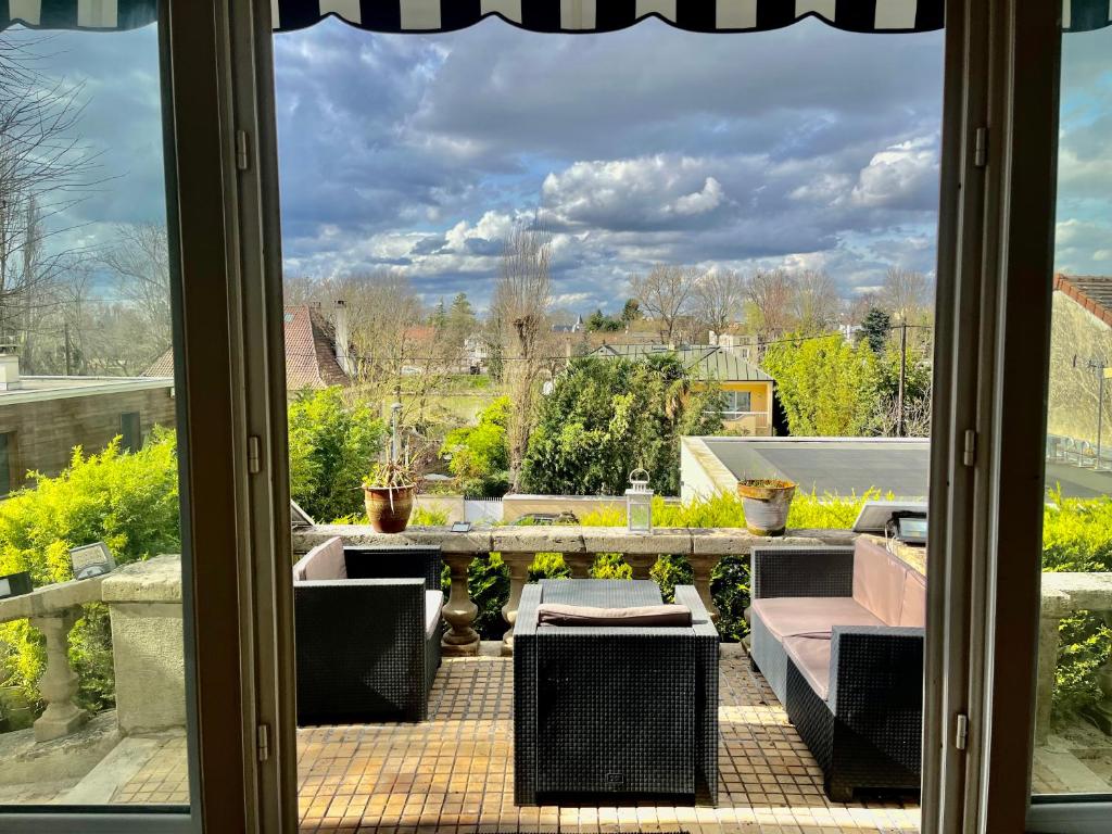 - une vue sur le patio depuis la fenêtre d'une maison dans l'établissement Grande maison proche Paris, à Chennevières-sur-Marne