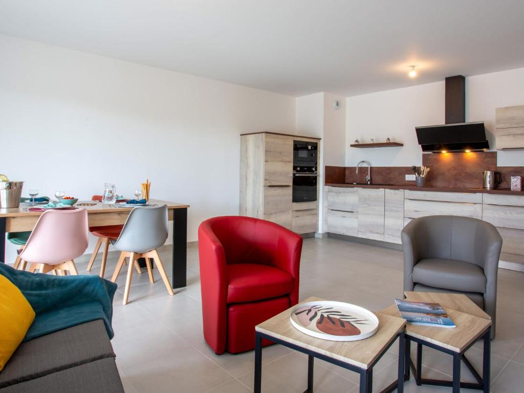 un salon avec un canapé et des chaises et une cuisine dans l'établissement Apartment Ty Héole by Interhome, à Pornic