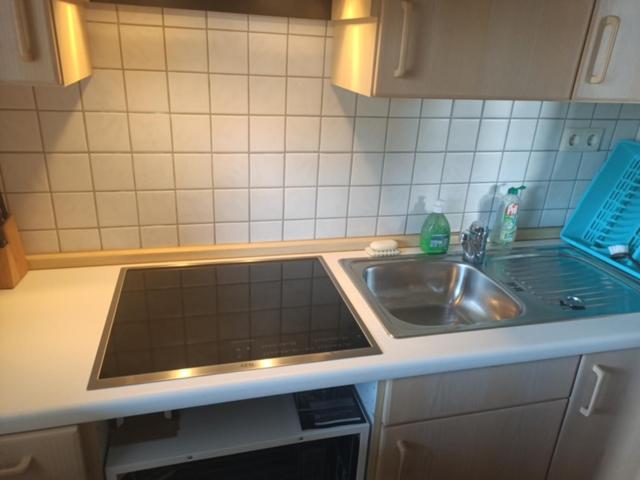 een keuken met een wastafel en een aanrecht bij Schwarzwaldliebe in Grafenhausen