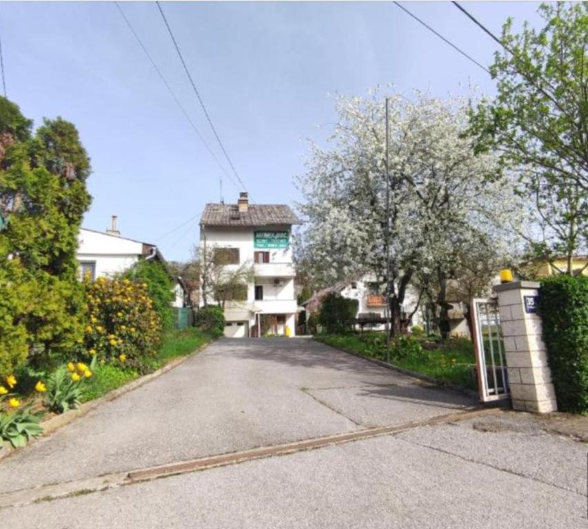 an empty street in front of a house at Mirna noć, soba s 2 odvojena kreveta in Zagreb