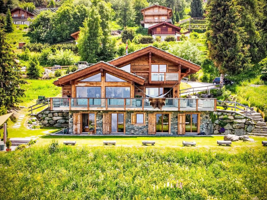 een huis op de top van een heuvel met bomen bij Chalet Chalet Gerritsen by Interhome in Nendaz