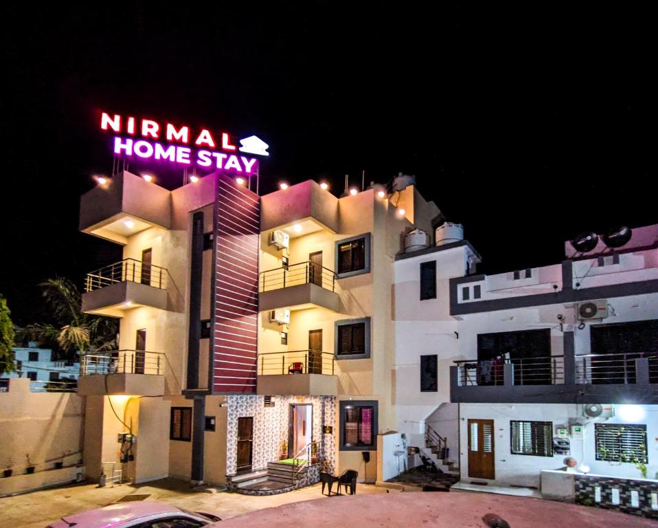 een gebouw met een bord met een initiële verblijfstitel bij Nirmal Luxury Rooms in Garudeshwar