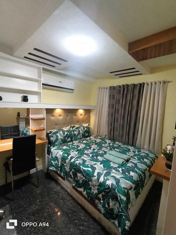 Postel nebo postele na pokoji v ubytování One Oasis Davao Condo 2BR Behind SM Mall with WIFI & Pool
