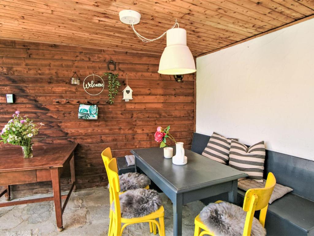 Posezení v ubytování Holiday Home s`Hüttl reloaded by Interhome