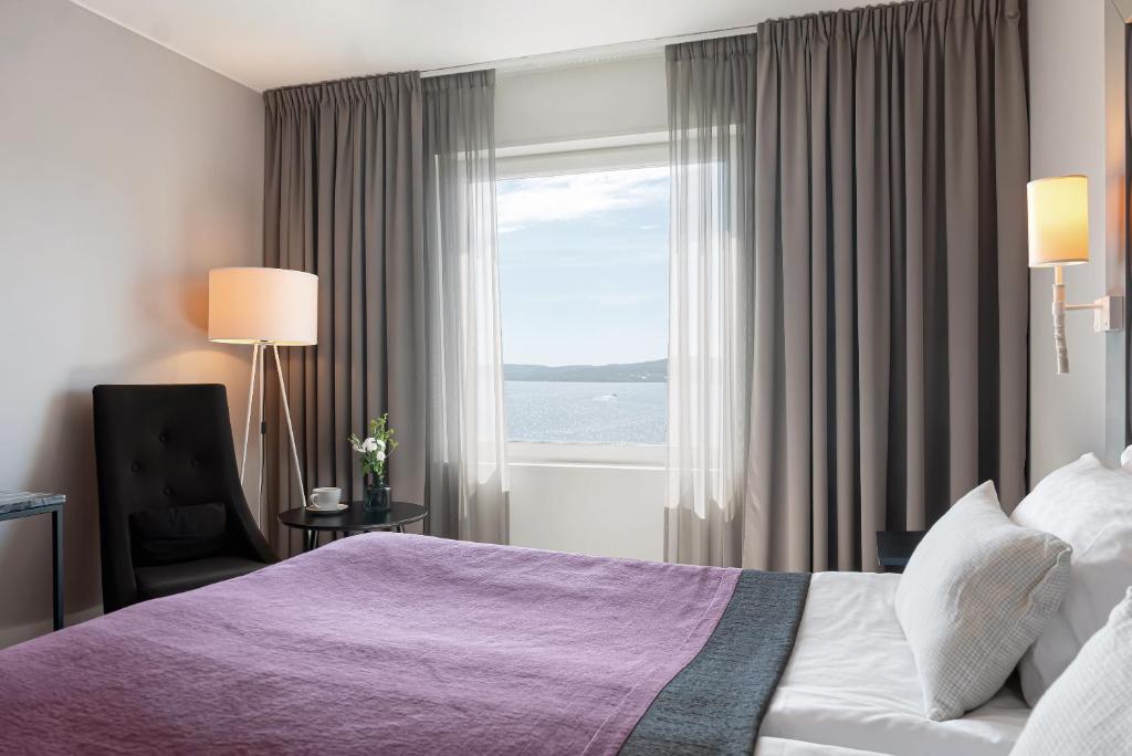 une chambre d'hôtel avec un lit et une fenêtre dans l'établissement Elite Plaza Örnsköldsvik, à Örnsköldsvik