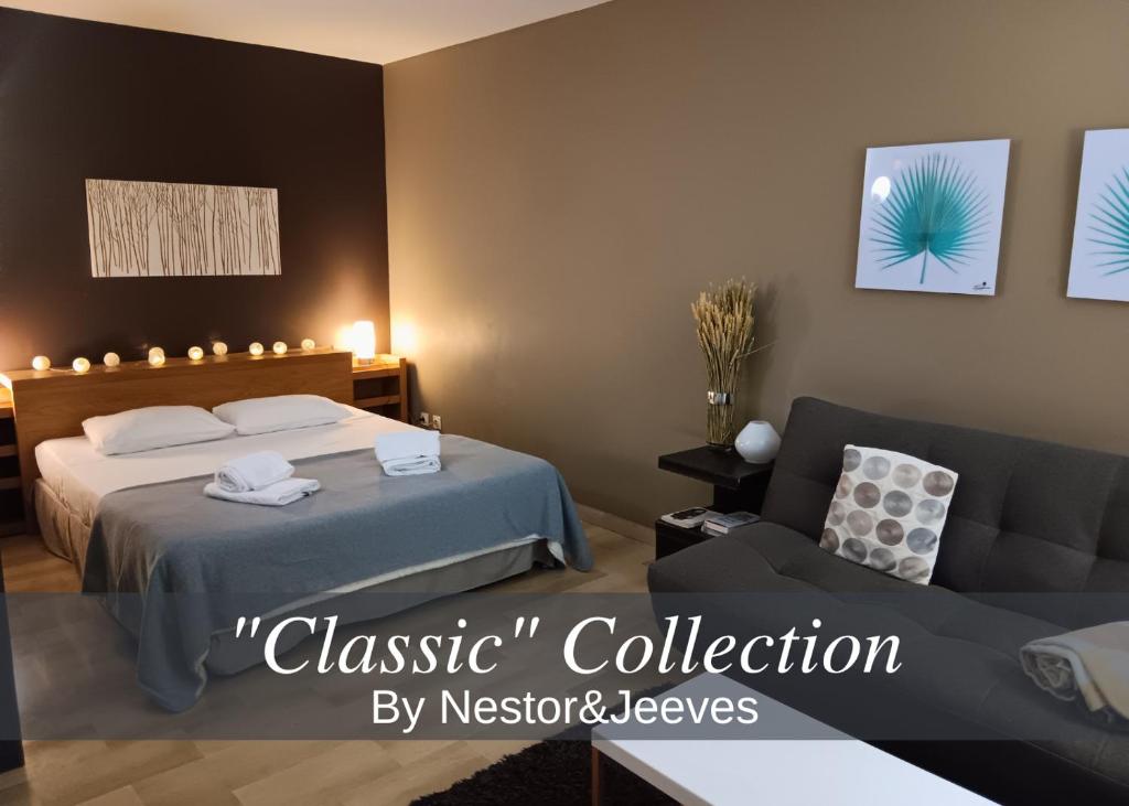 een slaapkamer met een bed en een bank bij Nestor&Jeeves - RIVOLI PALM - City center - Very close sea in Nice