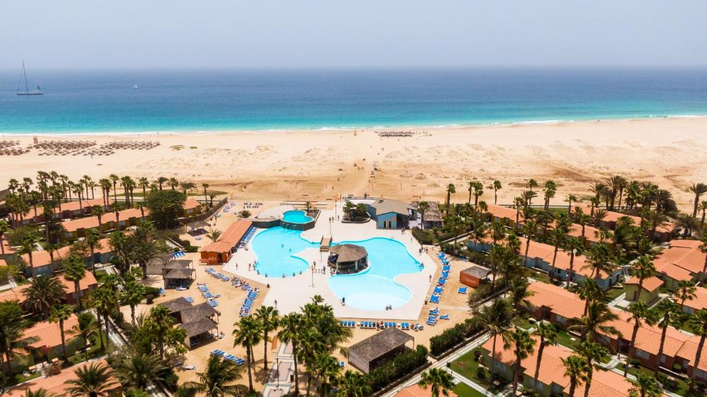 una vista aerea di un resort con spiaggia di VOI Vila do Farol Resort a Santa Maria