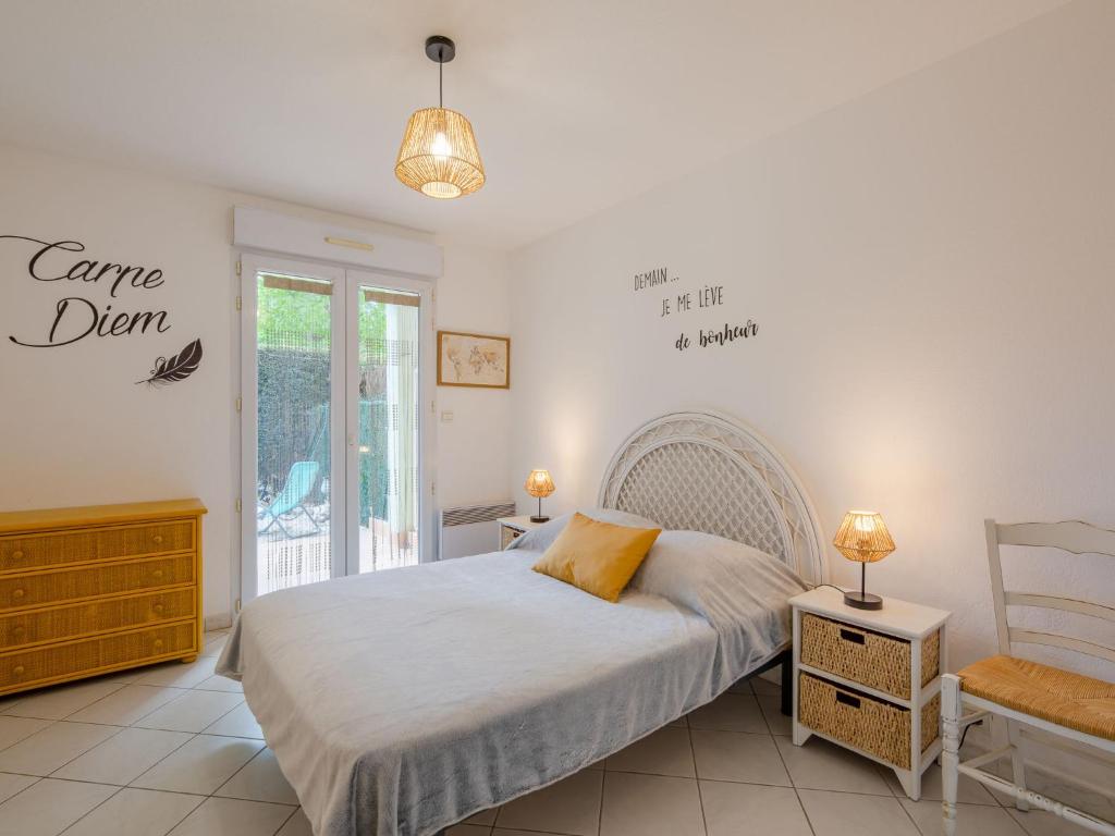 une chambre avec un lit, une chaise et une fenêtre dans l'établissement Apartment Le Maxime Park Résidence by Interhome, à Sainte-Maxime