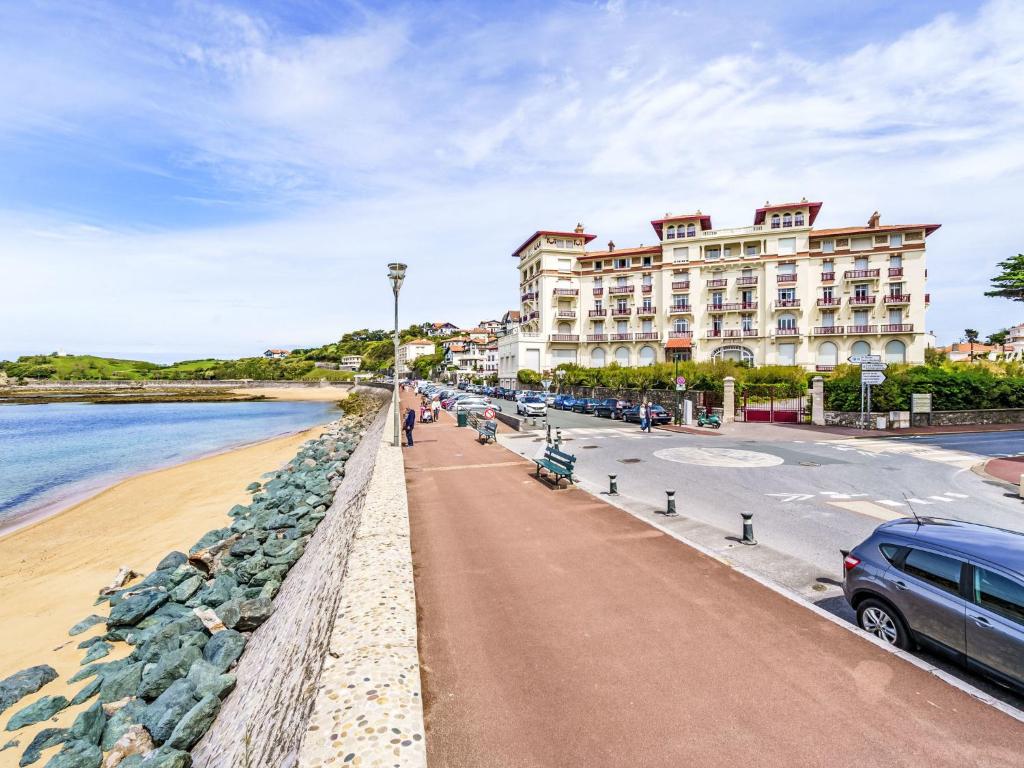 - un bâtiment sur une plage à côté de l'océan dans l'établissement Apartment Hôtel du Golf by Interhome, à Saint-Jean-de-Luz
