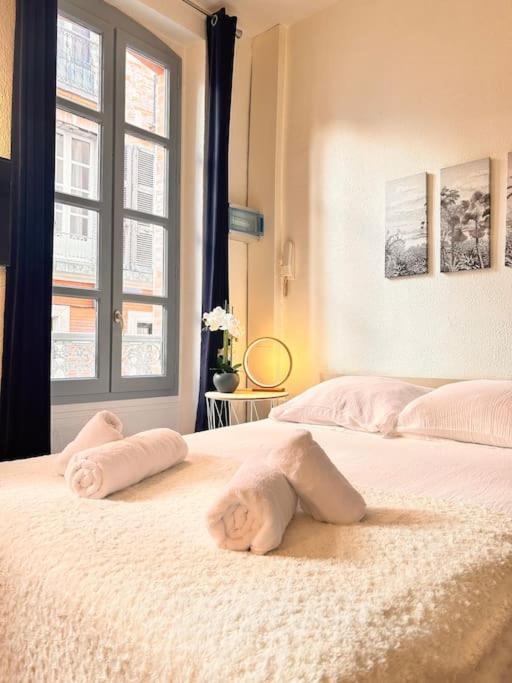 une chambre avec deux lits avec des serviettes dessus dans l'établissement Le Cocon, à Montauban