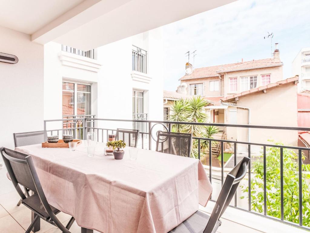 une salle à manger avec une table et des chaises sur un balcon dans l'établissement Apartment Villa Anna-2 by Interhome, à Arcachon