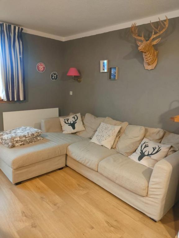 - un salon avec un canapé blanc dans l'établissement Duplex confort Risoul, à Risoul