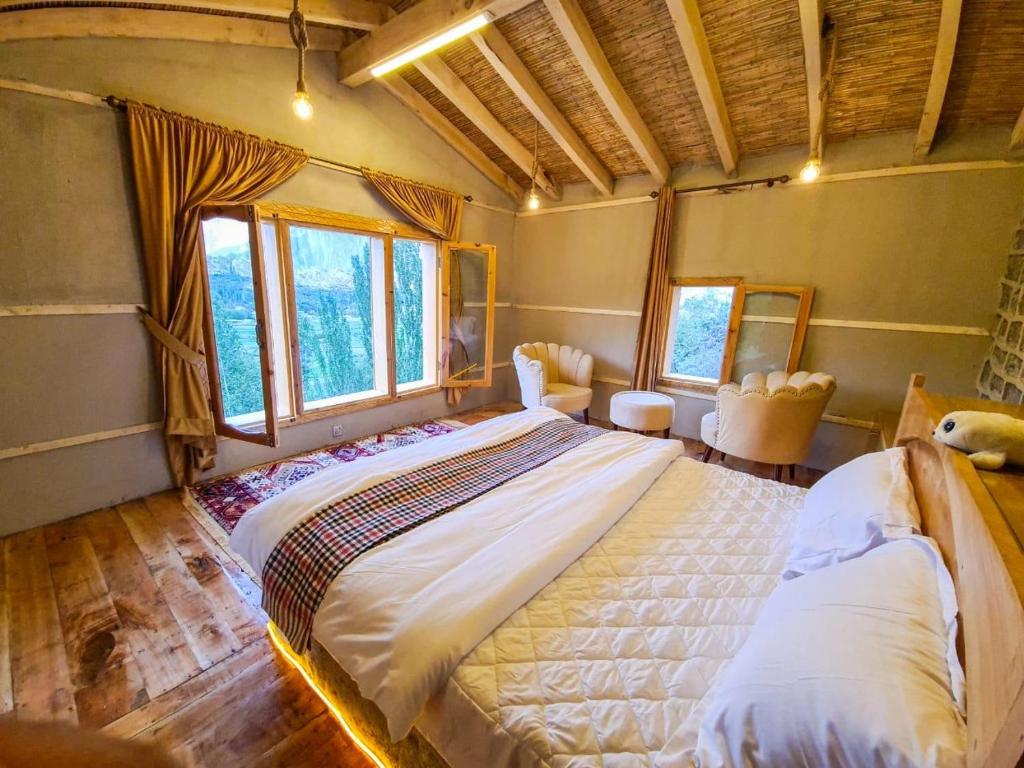1 dormitorio con 1 cama grande en una habitación con ventanas en Kungrah Resort en Chamangul