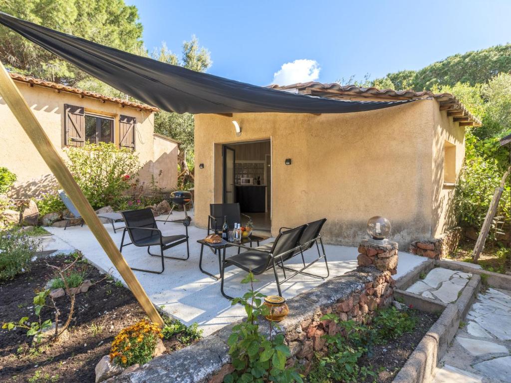 un patio avec un auvent noir au-dessus d'une maison dans l'établissement Studio Casa Germaine-1 by Interhome, à Porto-Vecchio